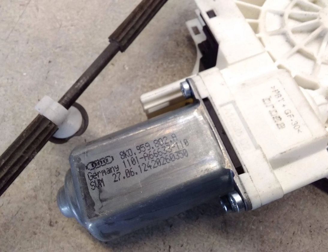 AUDI A4 B8/8K (2011-2016) Regulátor okna pravých predných dverí 8K0959802A 27632764