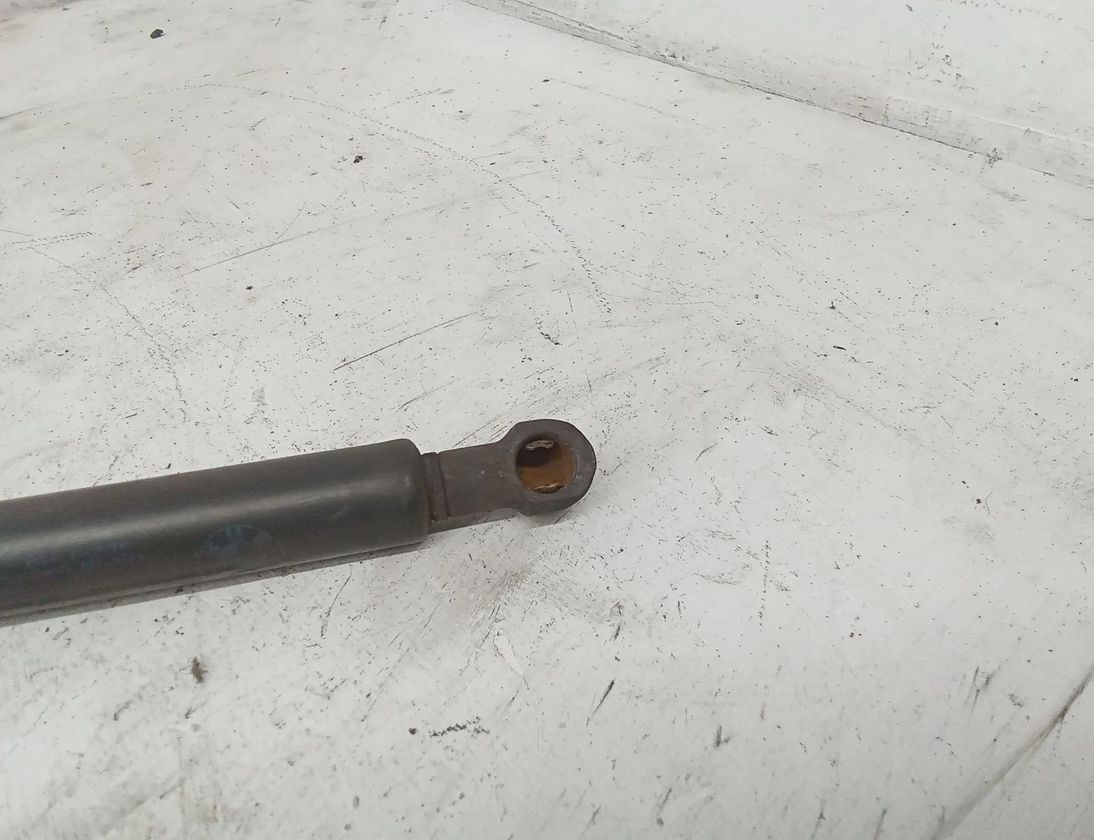 BMW X5 E53 (1999-2006) Амортизатор крышки багажника правый 8402405 28685716