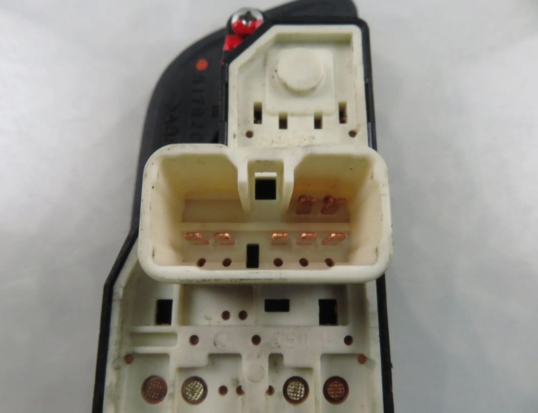 SUZUKI Ignis 2 generation (2003-2008) Кнопка стеклоподъемника передней левой двери 517920 32957644