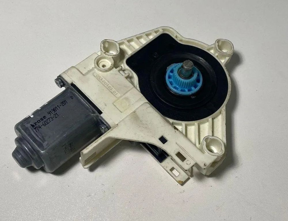 VOLKSWAGEN Touareg 2 generation (2010-2018) Моторчик стеклоподъемника задней левой двери 8K0959812A 30672117