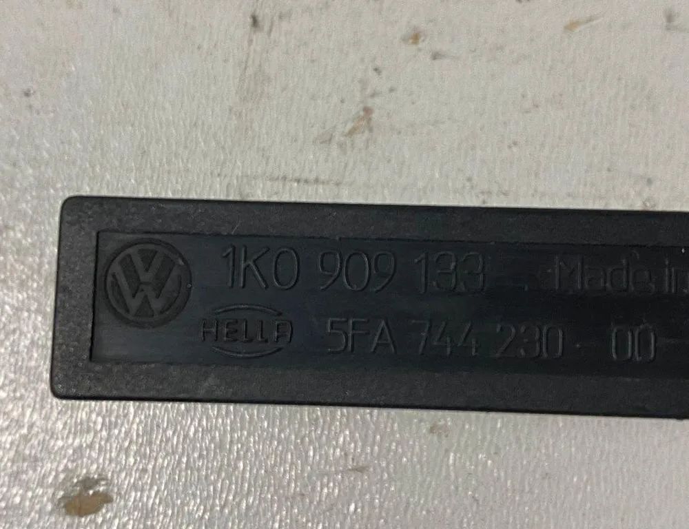 VOLKSWAGEN Passat B7 (2010-2015) Anténa pre bezkľúčový vstup 1K0909133 30674216