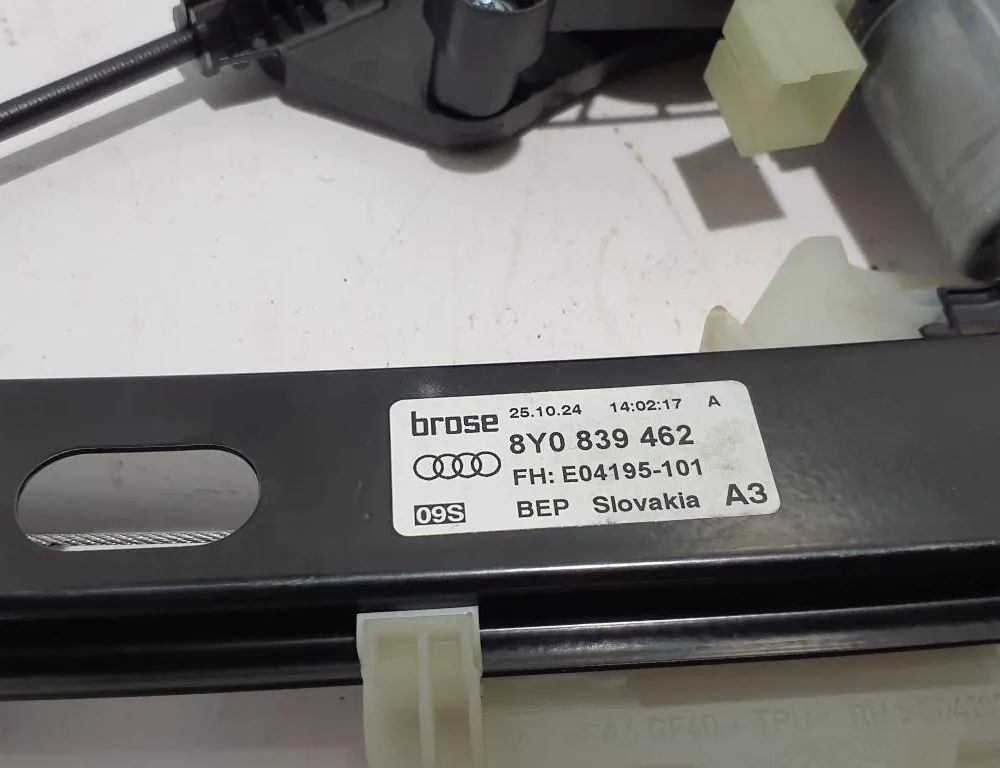 AUDI A3 8Y (2020-2024) Стеклоподъемник задней правой двери 8Y0839462 32432993