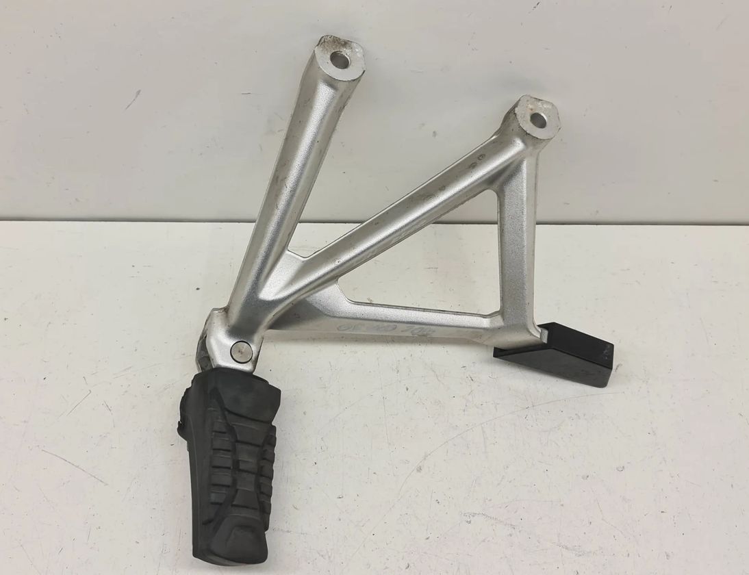 BMW R 1200 Zadný ľavý držiak na nohu 8532616 32837229