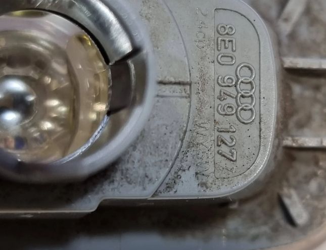 AUDI A6 C5/4B (1997-2004) Front Left Fender Turn Signal 8E0949127 17185683