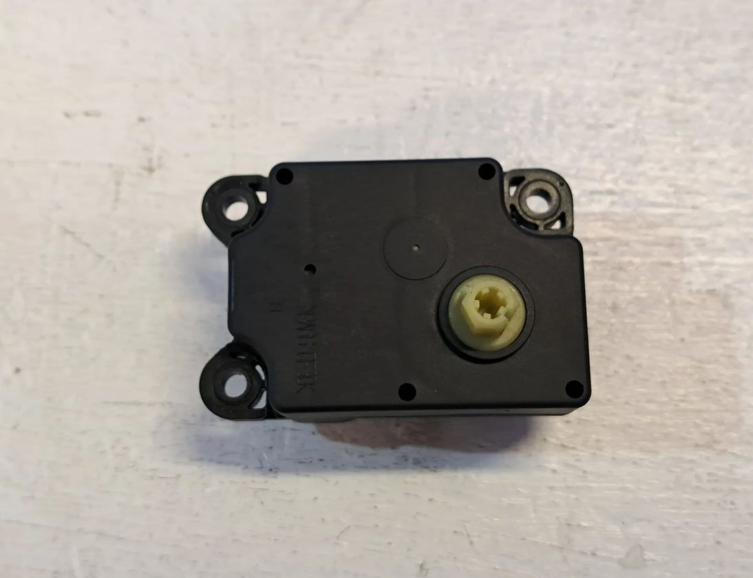 VOLVO XC90 1 generation (2002-2014) Air Conditioner Air Flow Valve Motor 30676511 29649179