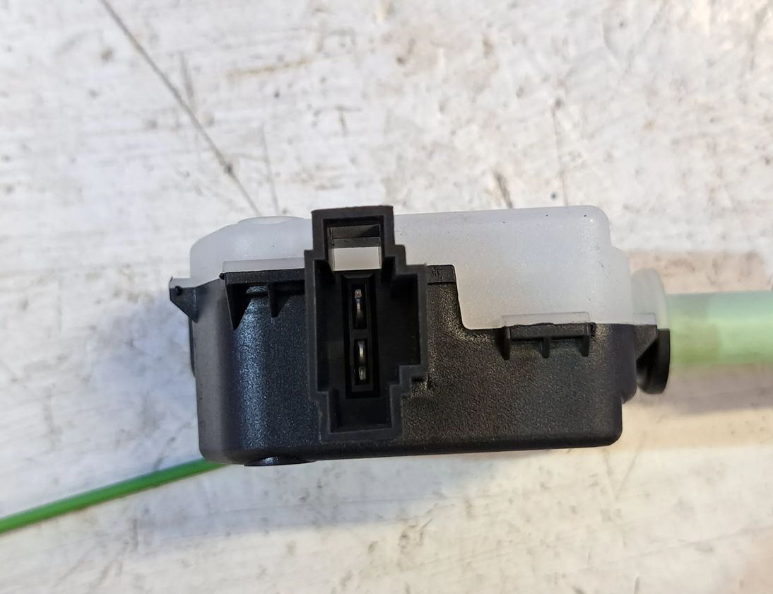 VOLVO XC70 2 generation (2000-2007) Otvorený prepínač palivovej nádrže 31299107 31304649