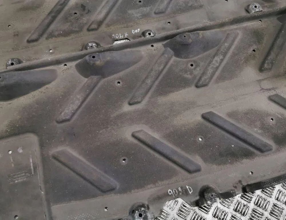 INFINITI QX30 1 generation (2016-2020) Ľavý spodný kryt A2466840100 30385647