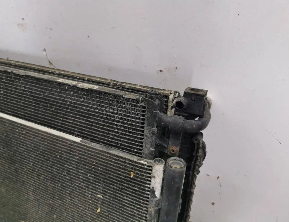 LAND ROVER Discovery Sport 1 generation (2014-2024) Chladiace diely GJ3219710AB,GJ328K230AB 31030419