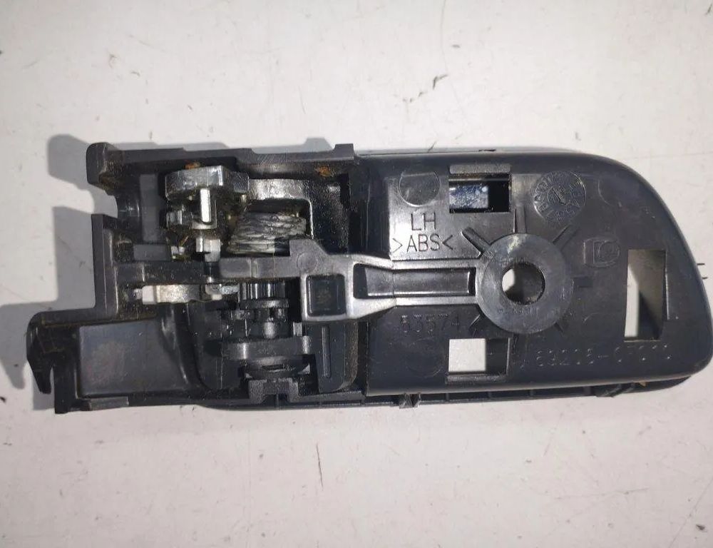 TOYOTA Corolla Verso 1 generation (2001-2009) Левая задняя внутренняя ручка открытия 692060F010 31166094