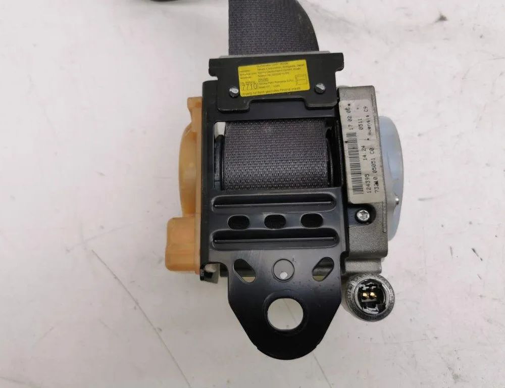 TOYOTA Avensis 2 generation (2002-2009) Pravý predný bezpečnostný pás 7321005051 31184475