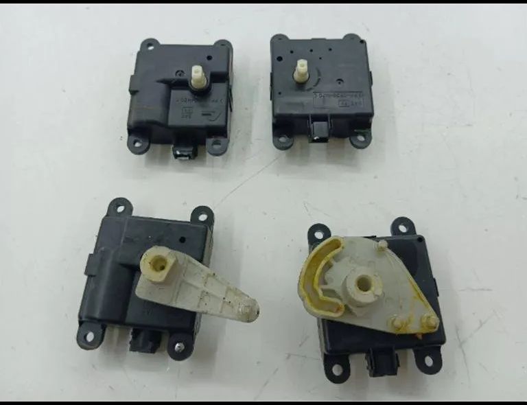 INFINITI FX Клапаны управления внутренним подогревом 3K01030820 31185175