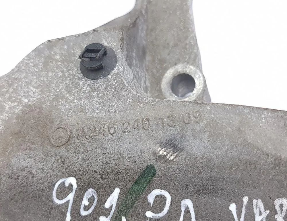 INFINITI QX30 1 generation (2016-2020) Engine Bracket Right Side A2462401309 31201230