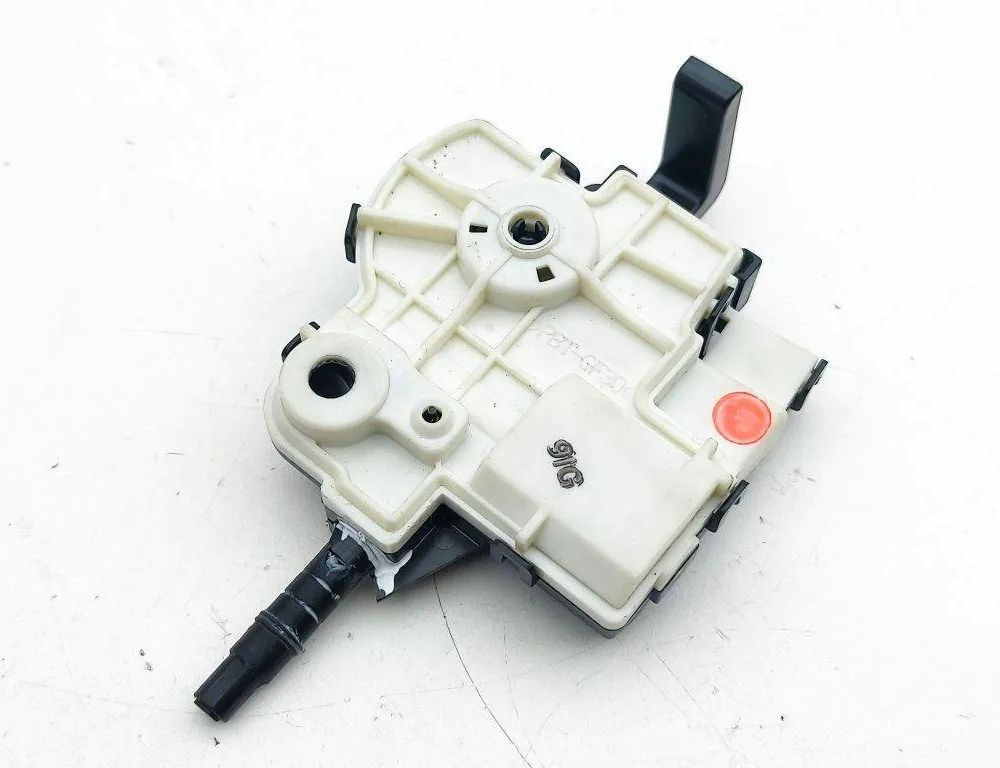 TOYOTA Prius 4 generation (XW50) (2015-2023) Замок крышки топливного бака 31553906