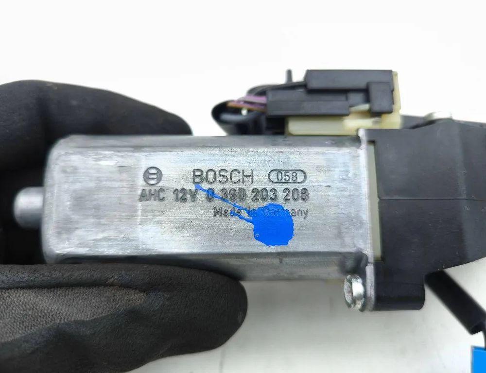 MERCEDES-BENZ C-Class W203/S203/CL203 (2000-2008) Motor ovládania pravého predného sedadla 0390203208 32786016