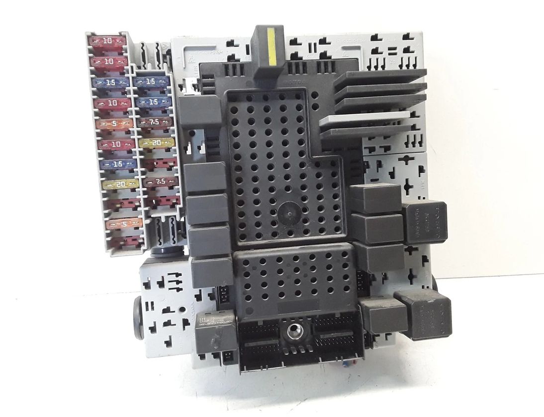 VOLVO XC90 1 generation (2002-2014) Блок предохранителей 30679527,08696098 23583912