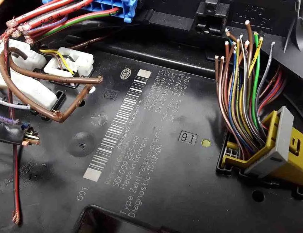 MERCEDES-BENZ C-Class W204/S204/C204 (2004-2015) Fuse box 2049019602,5DK00922589,2129024301,2049060105 32664329