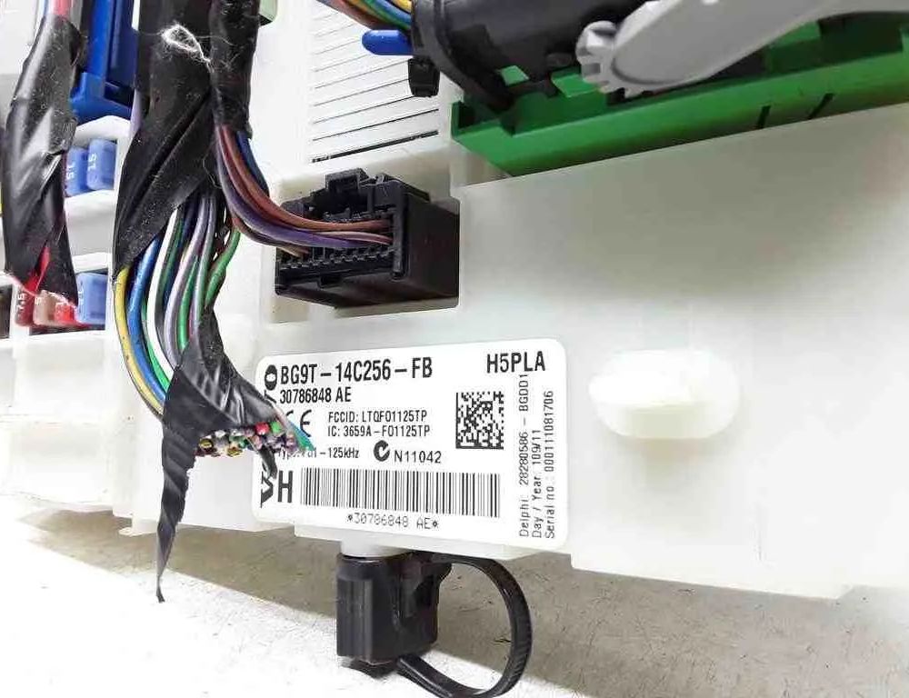 VOLVO S60 2 generation (2010-2020) Poistková skrinka BG9T12C256FB,30786848AE,30786848 32666082