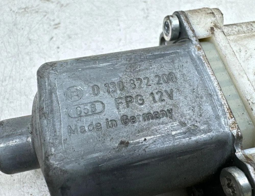 PEUGEOT 407 1 generation (2004-2010) Маторчик стеклоподъемника передней левой двери 0130822200 31357753