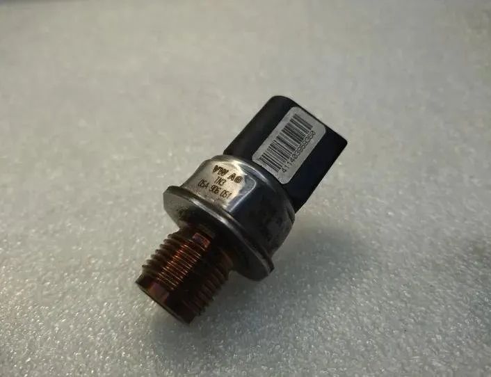 VOLKSWAGEN Touareg 2 generation (2010-2018) Senzor tlaku paliva 05A906051 27460856