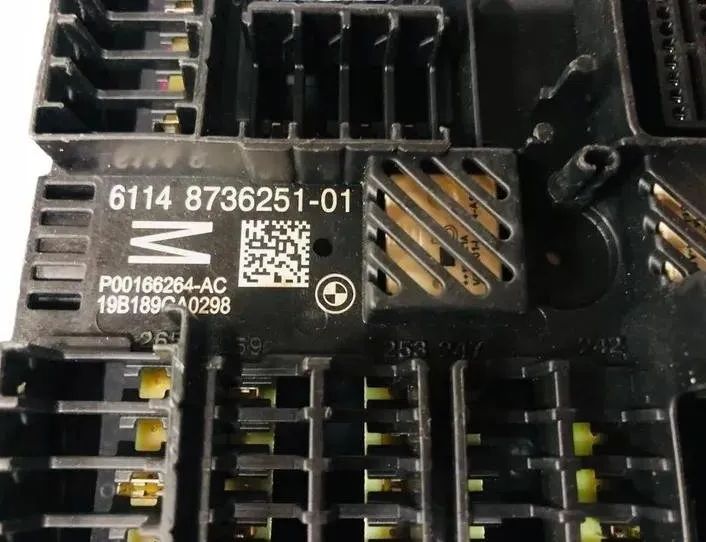 BMW X3 G01 (2017-2024) Poistková skrinka 8736251 27221085