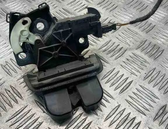 AUDI A4 B7/8E (2004-2008) Zámok na piate dvere 8P4827505B 32447869