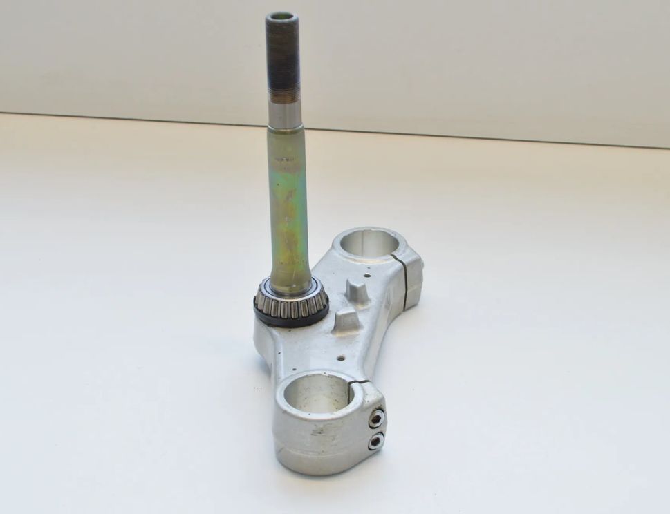 TRIUMPH DAYTONA UP/GQ (1999-2006) Dolný trojitý stromový vidlicový zväzok spodný jho 61S,G918 11811041