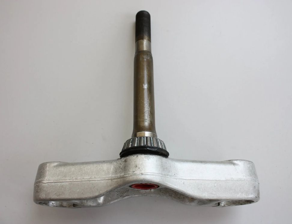 TRIUMPH DAYTONA E53 (1999-2006) Нижняя траверса вилки вилки тройного сечения G918 1998934