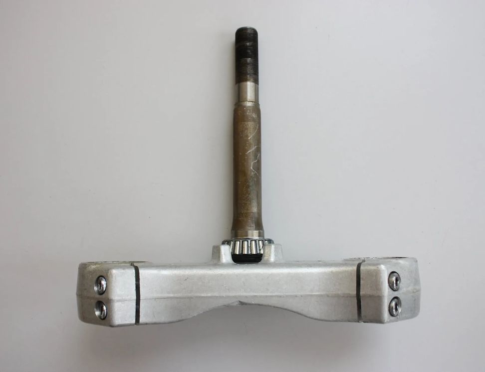 TRIUMPH DAYTONA E53 (1999-2006) Нижняя траверса вилки вилки тройного сечения G918 1998934