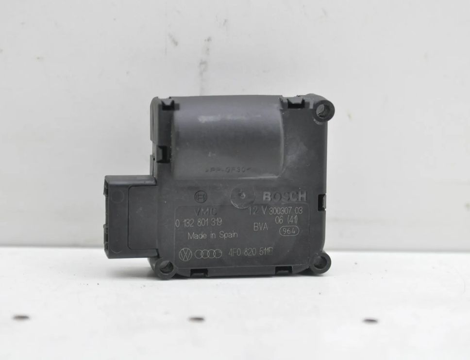 AUDI Q7 4L (2005-2015) Ventily na ovládanie vnútorného kúrenia 4F0820511B 23076193