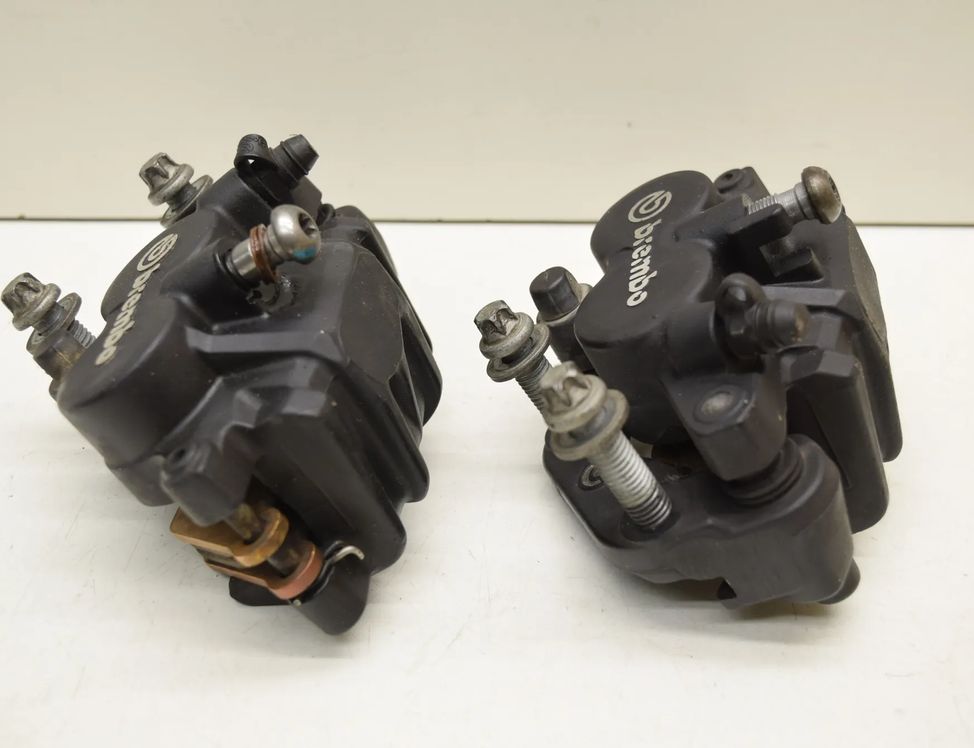 BMW F Передние тормозные суппорты 33043244