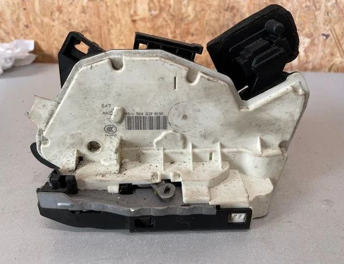 VOLKSWAGEN Variant VII TDI (2014-2024) Zámok ľavých zadných dverí 5K4839015R 22184617