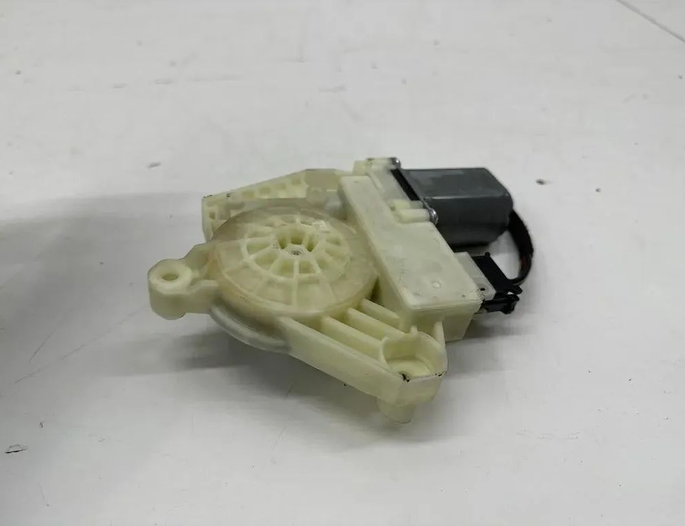 MERCEDES-BENZ E-Class W124 (1984-1997) Motor regulátora okna ľavých predných dverí A2139069901 26756049