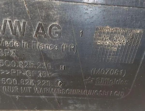 VOLKSWAGEN Passat B7 (2010-2015) Крышка днища переднего бампера 5Q0825230 30526573