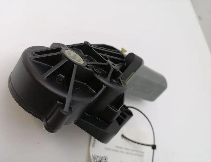 MERCEDES-BENZ C-Class W203/S203/CL203 (2000-2008) Motor ovládania ľavého predného sedadla 0390203207,820648024 21224379