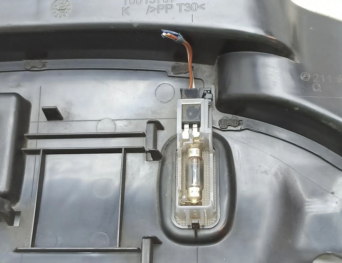 MERCEDES-BENZ E-Class W211/S211 (2002-2009) Nižšie lemovanie panela 2116800939 30243246