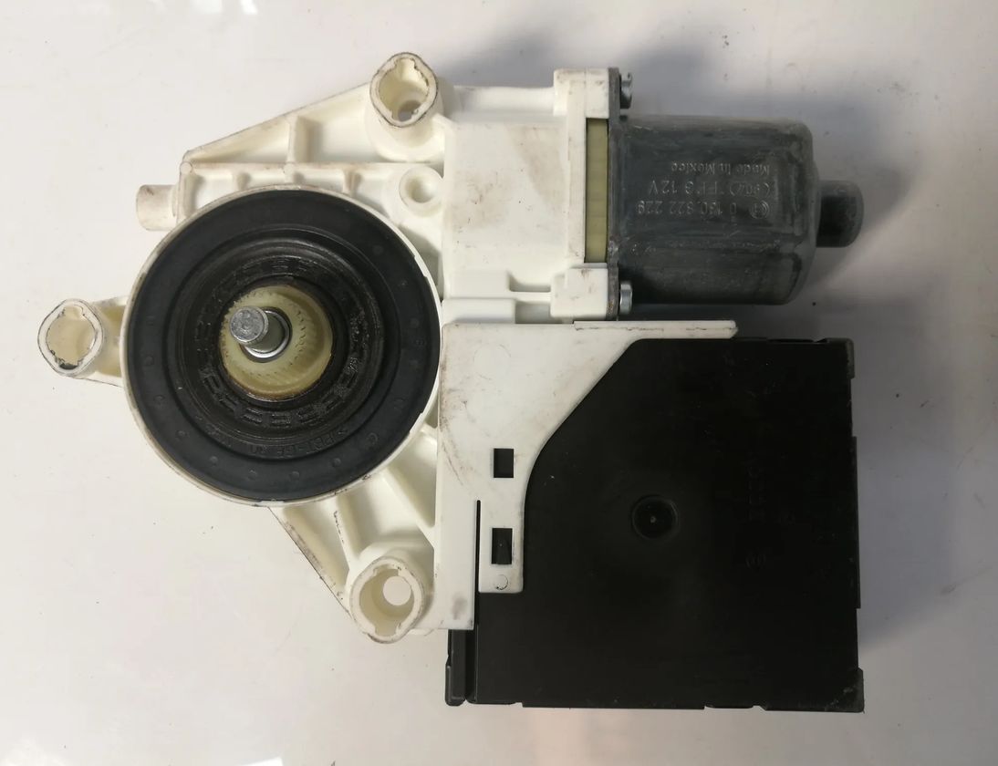 VOLKSWAGEN Passat CC 1 generation (2008-2017) Маторчик стеклоподъемника передней правой двери 1K0959792P 13118919