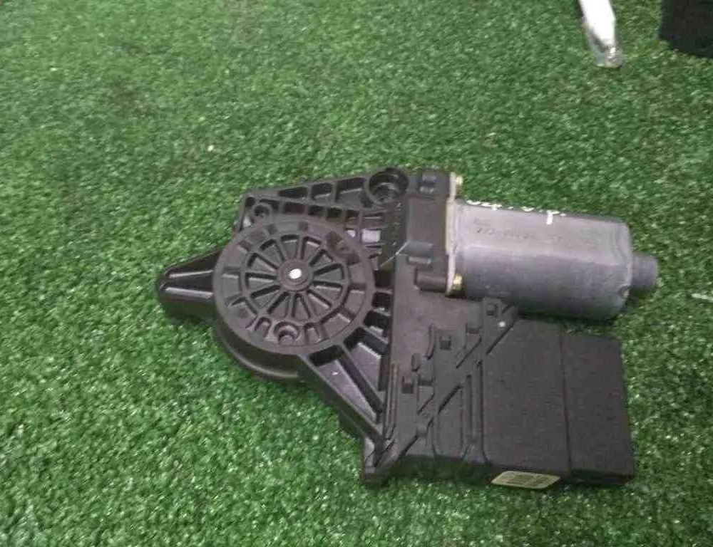 VOLKSWAGEN Passat B5 (1996-2005) Маторчик стеклоподъемника задней правой двери 0130821696 32495394