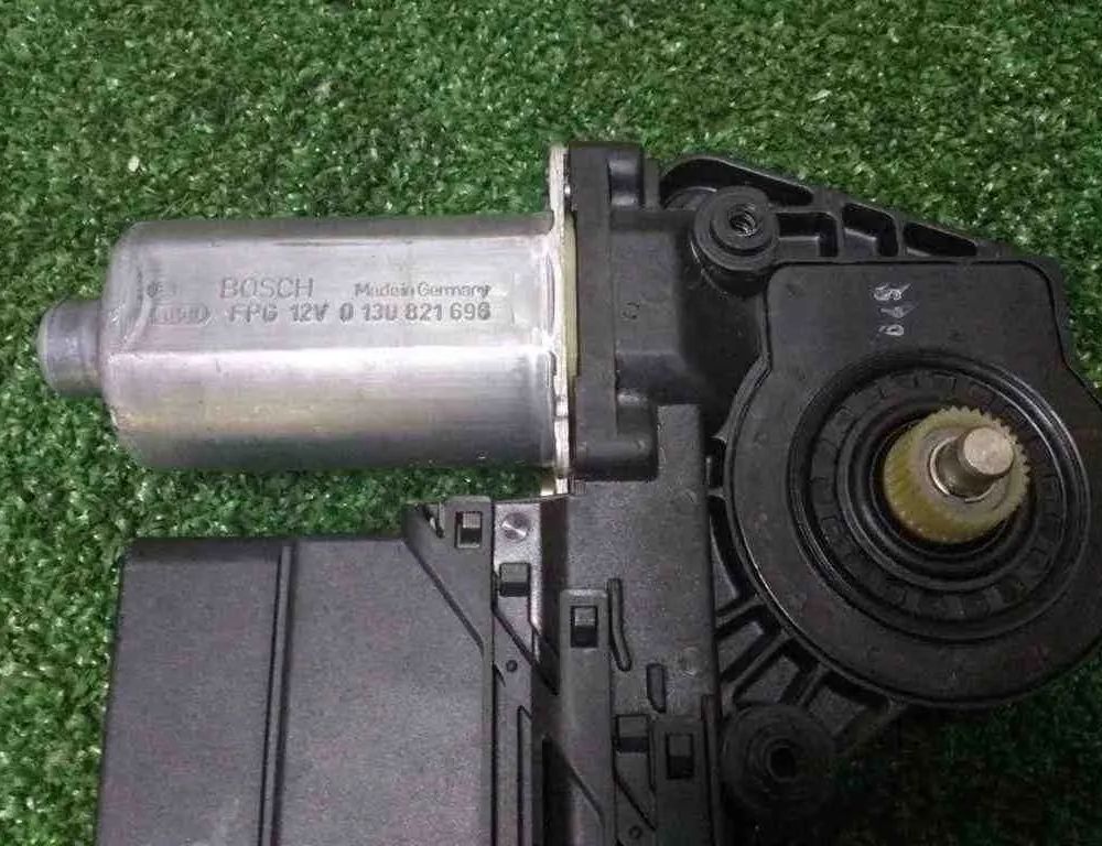 VOLKSWAGEN Passat B5 (1996-2005) Маторчик стеклоподъемника задней правой двери 0130821696 32495394