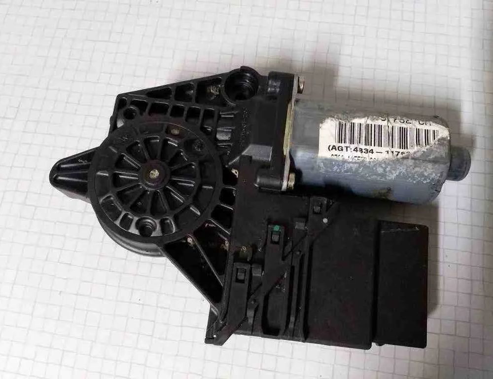 VOLKSWAGEN Passat B5 (1996-2005) Motor ovládania okna pravých zadných dverí 0130821696 32543551