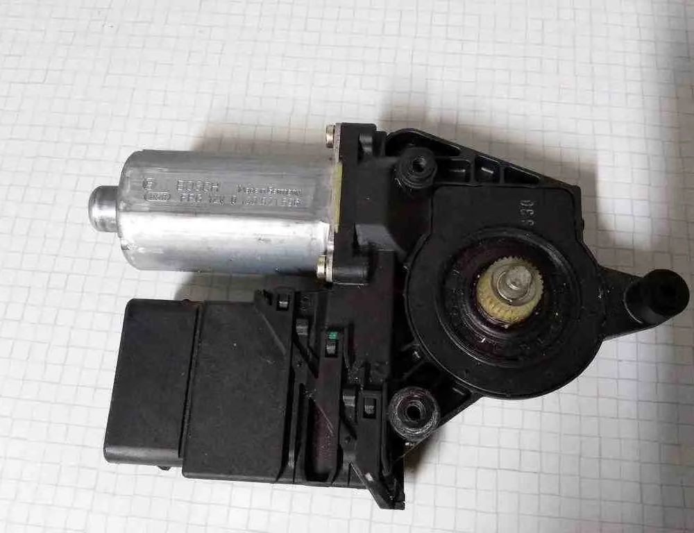 VOLKSWAGEN Passat B5 (1996-2005) Motor ovládania okna pravých zadných dverí 0130821696 32543551