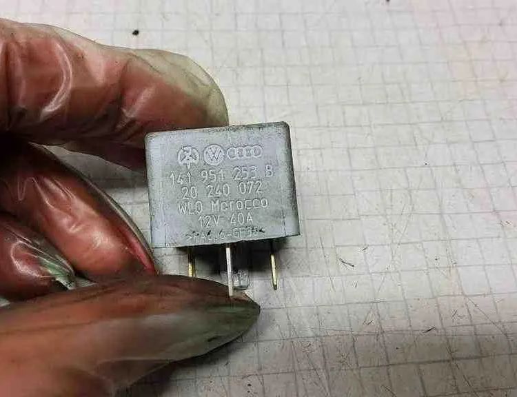 VOLKSWAGEN Transporter T5 (2003-2015) Relé vyhrievania sedadla 20240072,141951253B 32566247