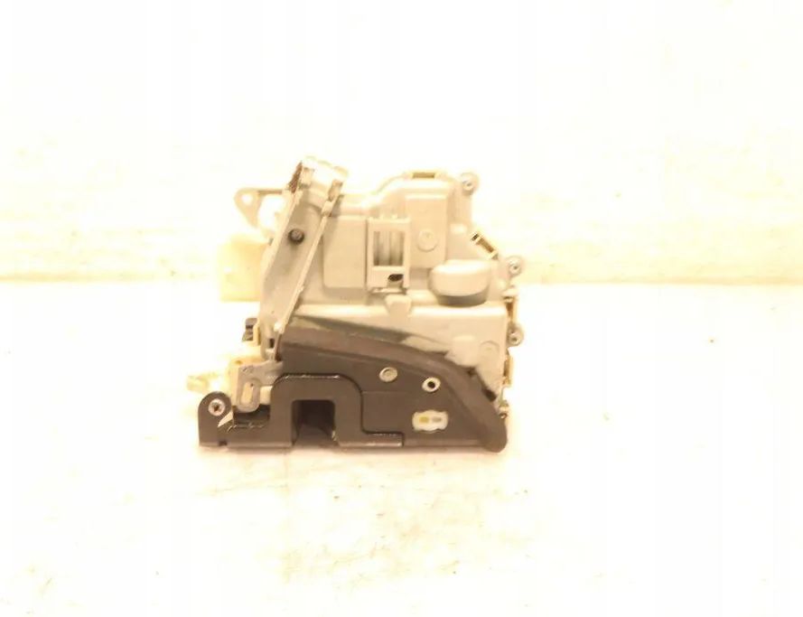 AUDI A4 B8/8K (2011-2016) Pravý predný dverový zámok 32910571