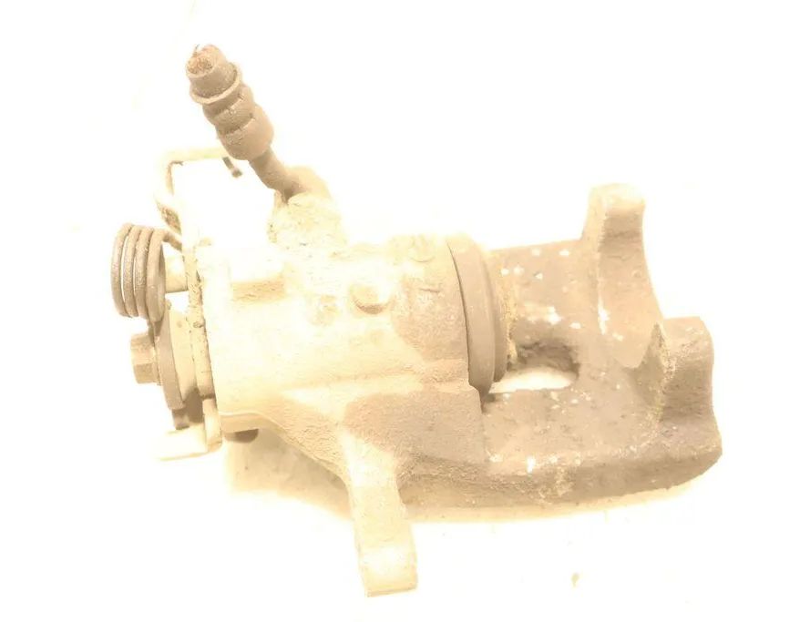 KIA Venga 1 generation (2010-2016) Zadný pravý brzdový strmeň 32946086