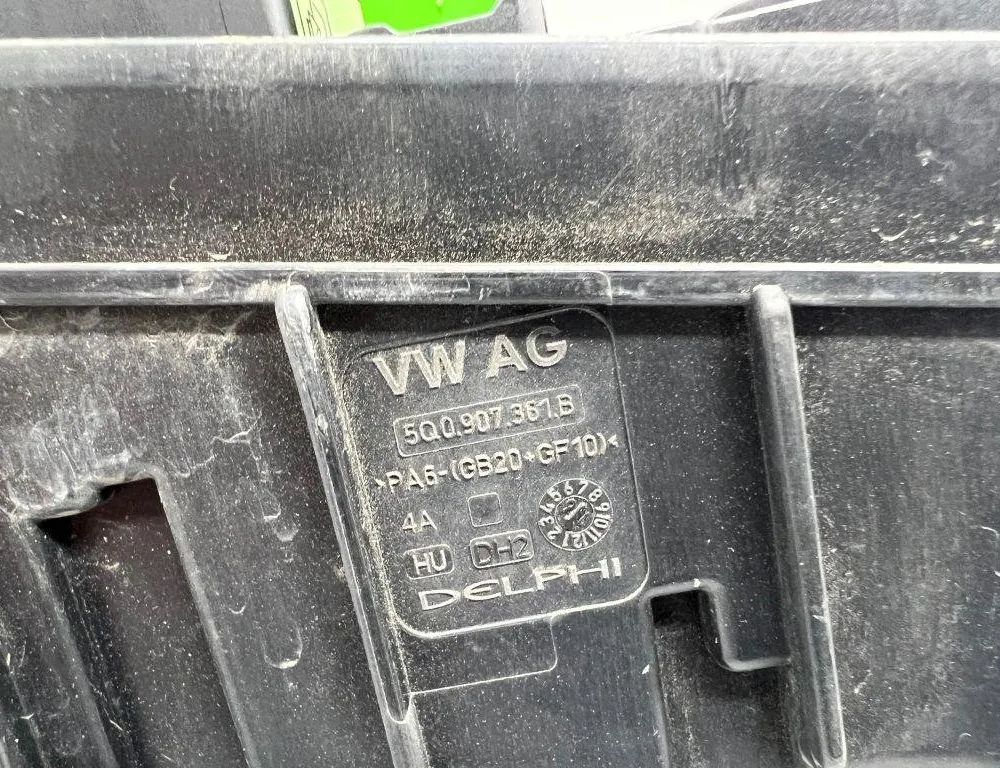 VOLKSWAGEN Passat B8 (2014-2023) Poistková skrinka 5Q0907361B 31893890
