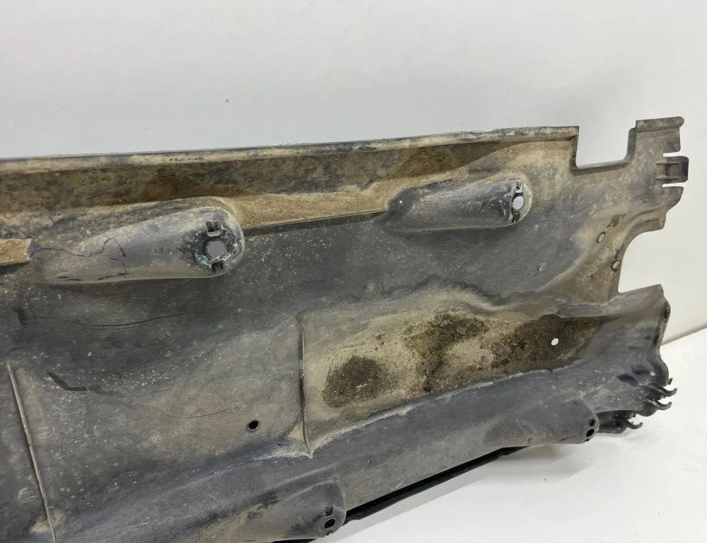 SEAT Alhambra 2 generation (2010-2021) Ľavý spodný kryt 7N0825201A 31894824