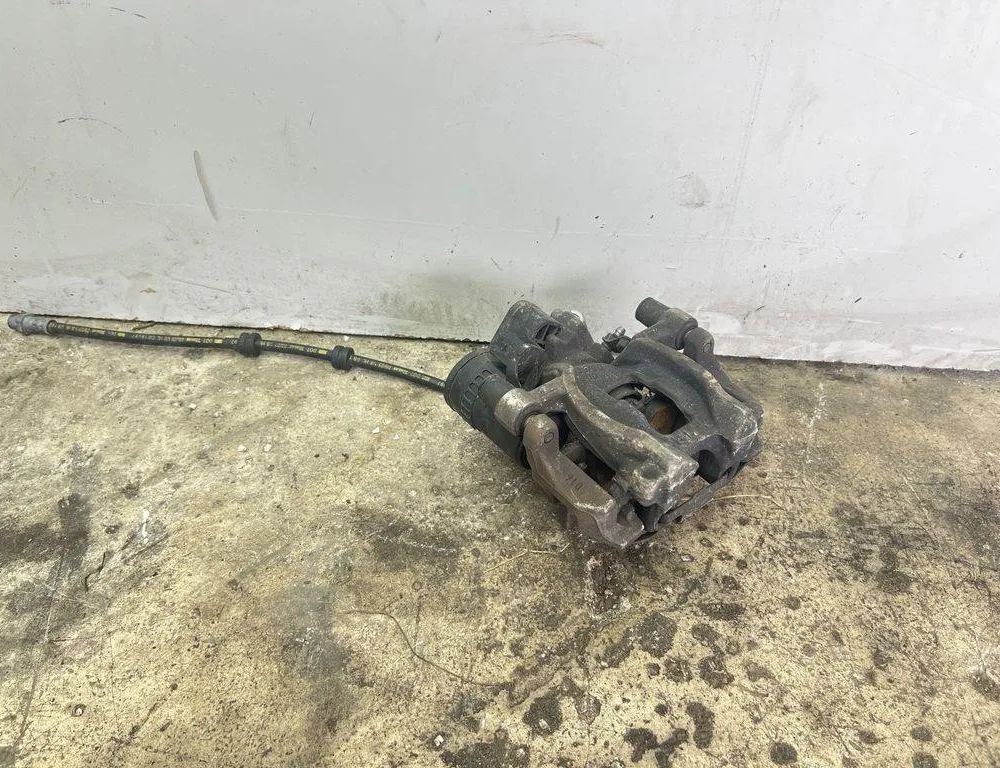 BMW 2 Series F44 (2019-2023) задний правый суппорт 6885538 31999570