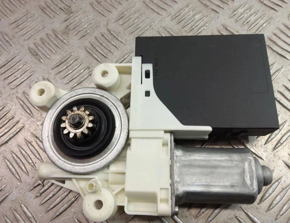 FORD C-Max 1 generation (2003-2010) Маторчик стеклоподъемника передней левой двери 5WK11572J 31026074