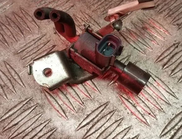 TOYOTA Yaris 2 generation (2005-2012) Соленоидный клапан 33439076