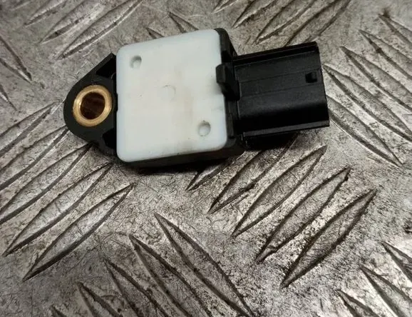 TOYOTA Yaris 2 generation (2005-2012) Crash Impact Sensor 898310H010 33439129