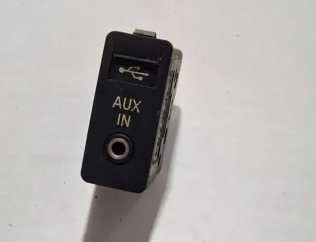 BMW 5 Series E60/E61 (2003-2010) USB 9138402 34173643